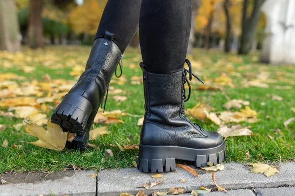 Elegante Damenschuhe Fuß Der Straße Komfort Und Mode Hochwertiges Foto — Stockfoto