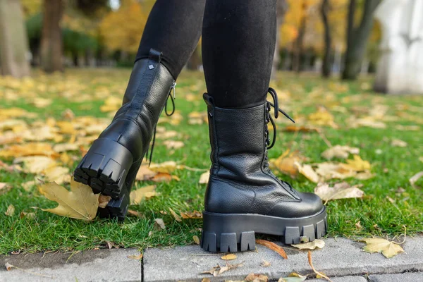 エレガントな女性の靴を路上で足の上に 快適さとファッション 高品質の写真 — ストック写真
