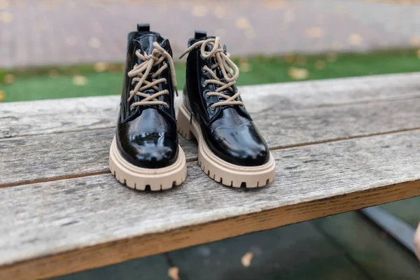 Élégantes Chaussures Pour Femmes Tiennent Dans Rue Sur Une Planche — Photo