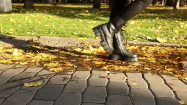 Sokakta Ayağında Zarif Kadın Ayakkabıları Vardı Rahatlık Moda Yüksek Kalite — Stok video