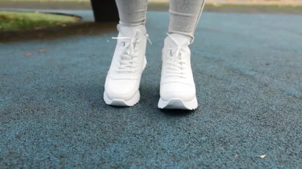 Κομψή Γυναίκα Άσπρα Παπούτσια Στο Δρόμο Της Πόλης — Αρχείο Βίντεο