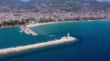 Türkiye 'nin Alanya limanındaki deniz feneri, deniz manzaralı. Alanya 'da deniz fenerinde uçan insansız hava aracı