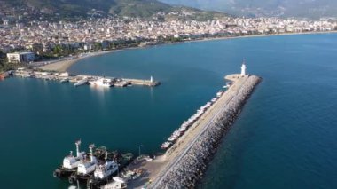 Türkiye 'nin Alanya limanındaki deniz feneri, deniz manzaralı. Alanya 'da deniz fenerinde uçan insansız hava aracı