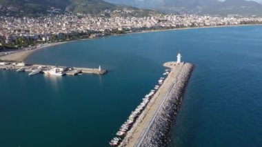 Türkiye 'nin Alanya limanındaki deniz feneri, deniz manzaralı. Alanya 'da deniz fenerinde uçan insansız hava aracı