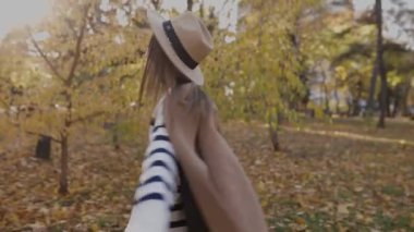 Kahverengi şapkalı güzel bir sarhoşun yakın çekimi, parkta yürüyüş, kameraya poz vermek. Sonbaharda parkta yürüyen zarif beyaz bir bayanın moda portresi.. 