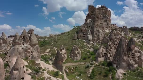 土耳其卡帕多西亚的天然岩层 有洞穴房屋的山谷的空中景观 自然景观 高质量的4K镜头 — 图库视频影像