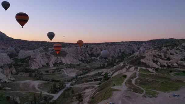 気球はカッパドキア上空を飛行し 4Kのドローンから撮影します — ストック動画