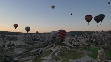 Bir balon kapadokya üzerinde uçuyor, 4K 'daki bir drondan ateş ediyor.. 