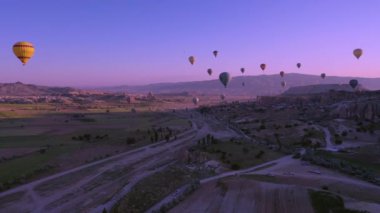 Bir balon kapadokya üzerinde uçuyor, 4K 'daki bir drondan ateş ediyor.. 