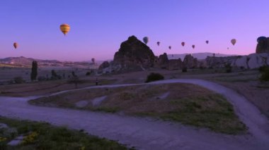 Bir balon kapadokya üzerinde uçuyor, 4K 'daki bir drondan ateş ediyor.. 