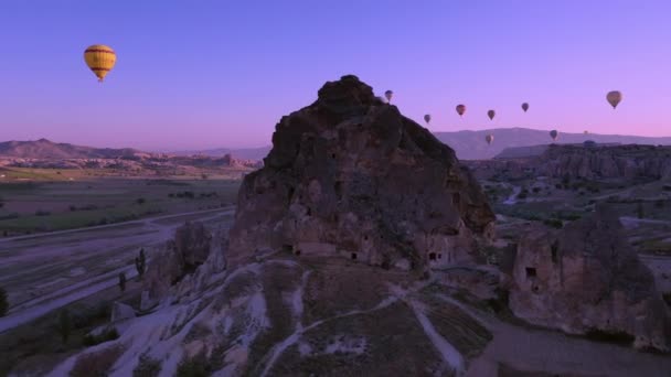 Bir Balon Kapadokya Üzerinde Uçuyor Daki Bir Drondan Ateş Ediyor — Stok video