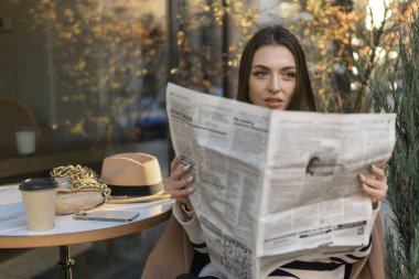 Çekici bir kız parkta gazete okur. Gözetleme özel dedektifi nesneyi izliyor.. 