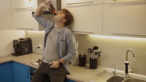 Alkolizm Alkol Bağımlılığı Insanlar Kavramı Evde Brendi Erkek Alkollü Içki — Stok video