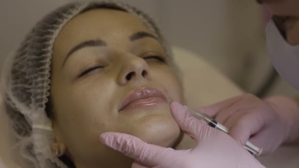 Hermosa Mujer Procedimiento Clínica Belleza Inyección Relleno Médico Guantes Púrpura — Vídeos de Stock
