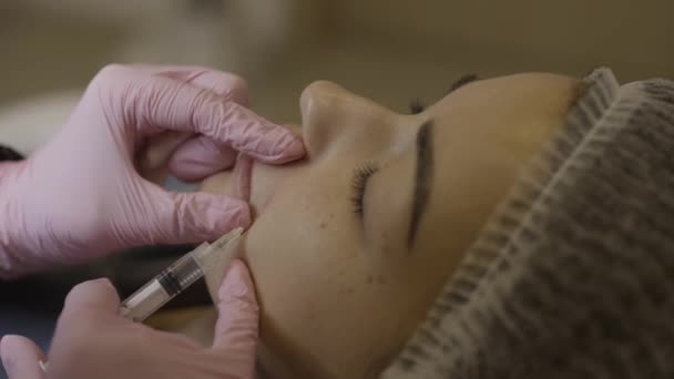 Güzellik Kliniğinde Çalışan Güzel Bir Kadın Doldurucu Enjeksiyon Mor Eldivenli — Stok video