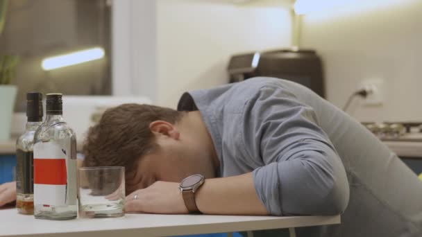 Αλκοολικός Κοιμάται Στο Σπίτι Στο Τραπέζι Εθισμός Στο Αλκοόλ Μεθυσμένος — Αρχείο Βίντεο