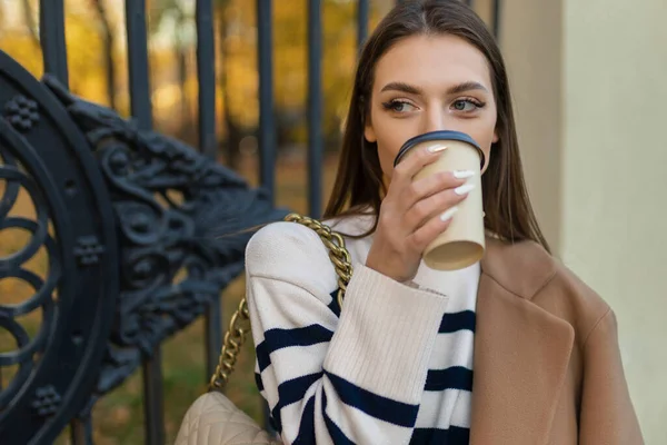 Attraktiv Ung Kvinna Promenader Höstparken Med Kaffe Bär Rutig Rock — Stockfoto