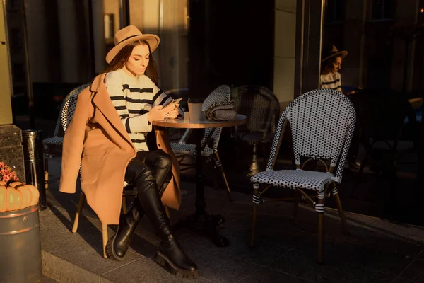 Şık Giyinmiş Güzel Bir Kadın Şapka Kazakla Masada Oturuyor Romantik — Stok fotoğraf