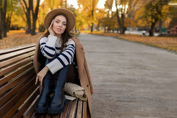 Hermosa Mujer Sonriente Traje Elegante Sentado Mesa Sombrero Suéter Romántico —  Fotos de Stock