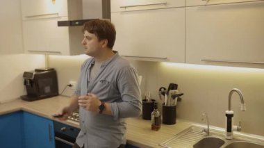 alkolizm, alkol bağımlılığı ve insanlar kavramı - evde brendi erkek alkollü içki. 