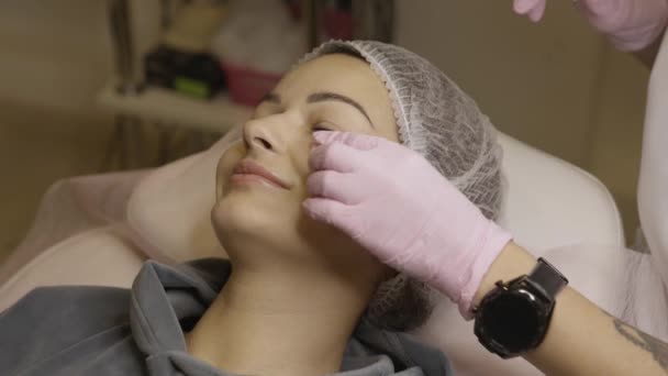 Menghadapi Prosedur Mesoterapi Salon Kecantikan Dokter Beautician Membuat Suntikan Kulit — Stok Video