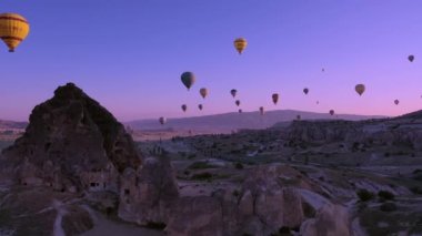 Bir balon kapadokya üzerinde uçuyor, 4K 'daki bir drondan ateş ediyor.. 