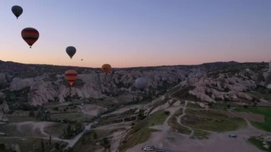 Bir balon kapadokya üzerinde uçuyor, 4K 'daki bir drondan ateş ediyor.. 