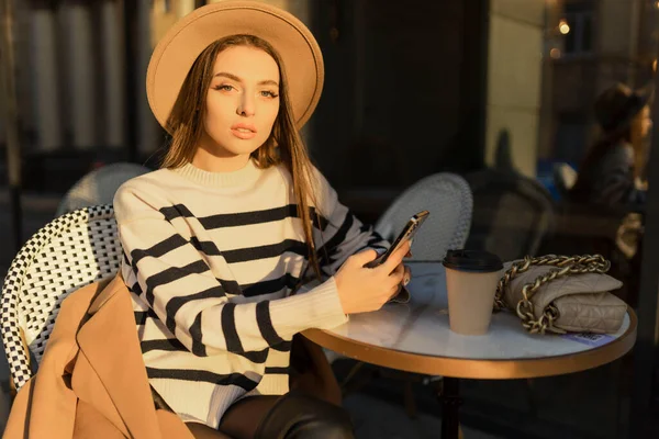 Attractive Cheerful Brunette Girl Trench Coat Coffee Happily Using Cellphone — Stock Photo, Image