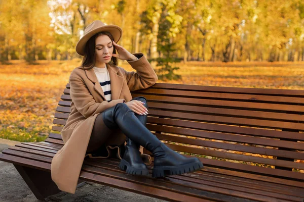 Cansada Deprimida Jovem Mulher Tocando Cabeça Parque Outono Menina Sofre — Fotografia de Stock