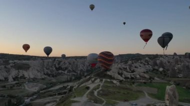 Bir balon kapadokya üzerinde uçuyor, 4K 'daki bir drondan ateş ediyor.. 