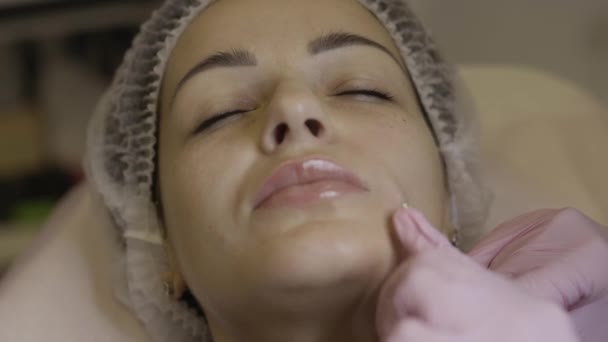 Belle Femme Sur Procédure Clinique Beauté Injection Charge Médecin Gants — Video