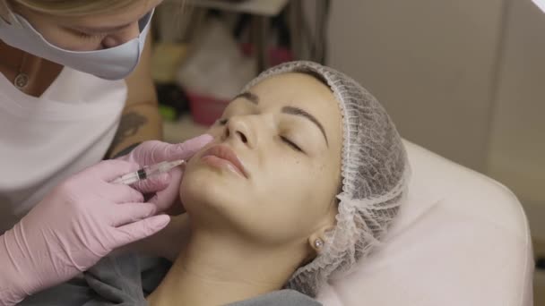 Hermosa Mujer Procedimiento Clínica Belleza Inyección Relleno Médico Guantes Púrpura — Vídeo de stock