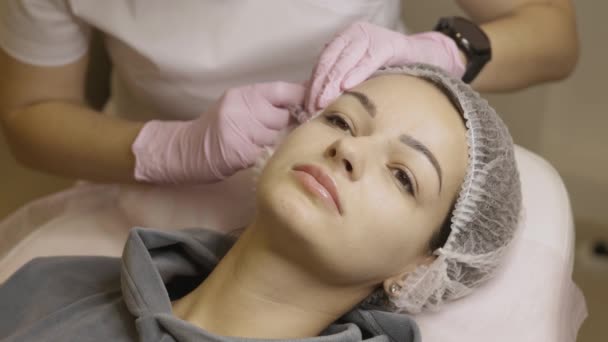 Čelit Mezoterapeutické Proceduře Salónu Krásy Kosmetička Lékař Dělá Injekce Kůže — Stock video