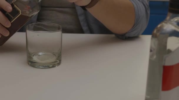 人コンセプト 家庭でブランデーを飲む男性アルコール依存症 アルコール依存症アルコール依存症 — ストック動画