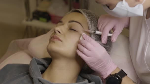 美容室での顔のメソセラピー手順 美容師は若い美人の顔の皮膚に注射 メソセラピー 生物活性化 化粧品学 選択的焦点 — ストック動画