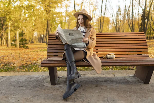 Jovem Elegante Ler Jornal Parque Outono — Fotografia de Stock