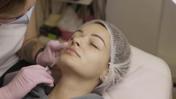 Wanita Cantik Dalam Prosedur Klinik Kecantikan Injeksi Pengisi Dokter Sarung — Stok Video