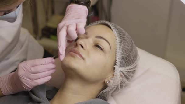 Όμορφη Γυναίκα Διαδικασία Στην Κλινική Ομορφιάς Έγχυση Πλήρωσης Γιατρός Μωβ — Αρχείο Βίντεο