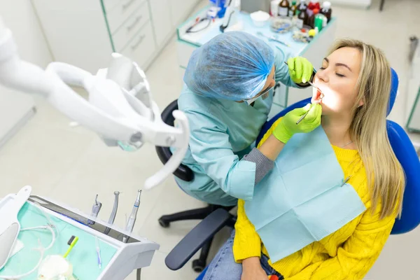 Zahngesundheit Konzept Weiblicher Mund Bei Der Behandlung Einer Zahnklinik — Stockfoto