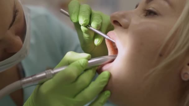 Стоматолог Свердлить Нижній Зуб Пацієнту Який Сидить Кріслі Високоякісна Фотографія — стокове відео
