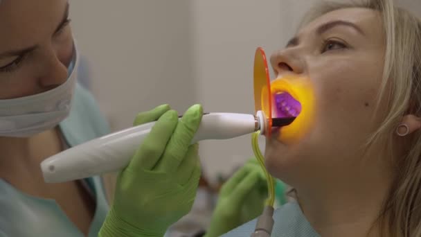 Geneeskunde Tandheelkunde Gezondheidszorg Concept Tandarts Met Behulp Van Tandheelkundige Uitharding — Stockvideo