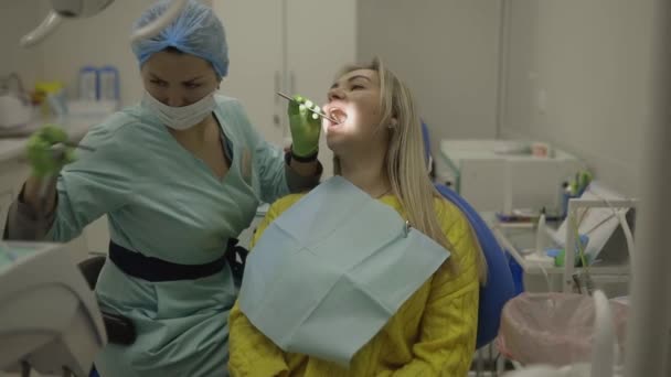 Οδοντιατρική Έννοια Γυναικείο Στόμα Κατά Θεραπεία Οδοντιατρική Κλινική — Αρχείο Βίντεο