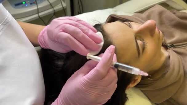 医生在头皮上注射以促进头发的生长 美容院中的美发疗法促进头发生长和强壮有力 脱发程序 — 图库视频影像