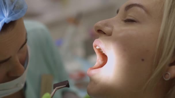 牙齿健康的概念 在牙科诊所接受治疗的女性口腔 — 图库视频影像