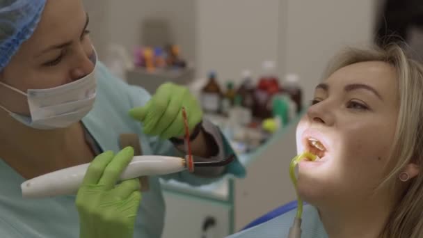 Koncept Stomatologického Zdraví Samičí Tlama Při Léčbě Zubní Klinice — Stock video