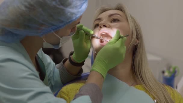Der Zahnarzt Bohrt Den Unteren Zahn Zum Patienten Der Auf — Stockvideo