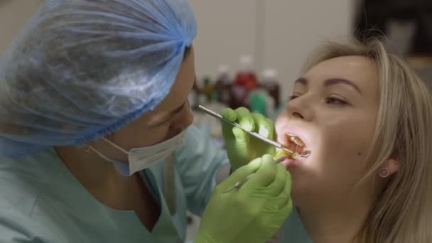 Koncept Stomatologického Zdraví Samičí Tlama Při Léčbě Zubní Klinice — Stock video