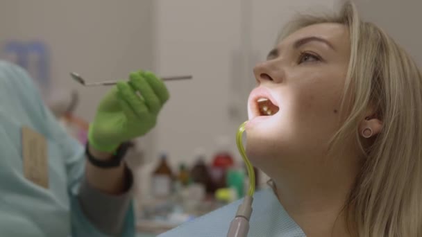 Dentista Perfora Diente Inferior Paciente Sentado Una Silla Foto Alta — Vídeo de stock