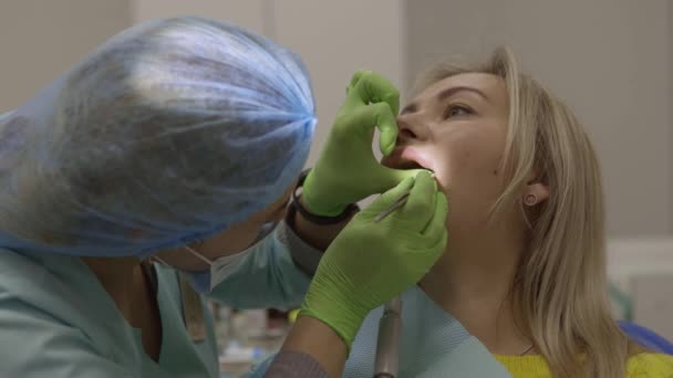 Tandläkare Borrar Den Nedre Tanden Till Patienten Sitter Stol Högkvalitativt — Stockvideo