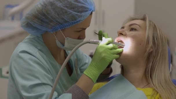Koncepcja Zdrowia Dentystycznego Usta Kobiety Podczas Leczenia Klinice Stomatologicznej — Wideo stockowe